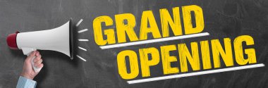 metin Grand Opening ile kara tahtaya karşı megafon veya bullhorn tutan el