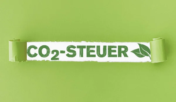 텍스트 Co2-Steuer, 탄소 세에 대한 독일어, 구멍에 녹색 잎 찢어진 종이 — 스톡 사진