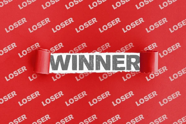 Slovo poražený na roztrhaný Červený papír s textem vítěz v díře — Stock fotografie