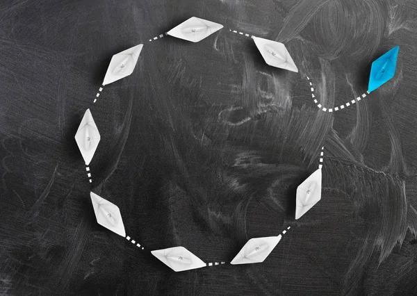 çizginin dışına adım veya kağıt tekne grubu ile yeni zemin kavramı kırma