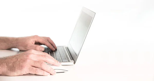 Руки людини, що використовує ноутбук на білому тлі — стокове фото
