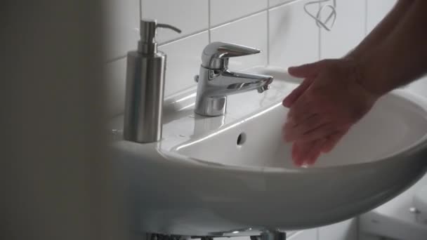 Man grondig wassen handen in badkamer wastafel — Stockvideo