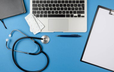 Doktor ya da hekim masasının üst görünümü