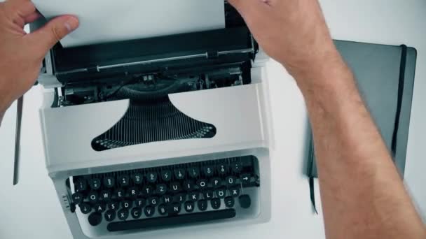 Вставлення аркуша паперу в стару друкарську машинку — стокове відео