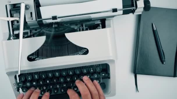Osoba pisząca słowa ROZDZIAŁ 1 na starej maszynie do pisania — Wideo stockowe