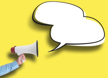 El ele tutuşan megafon ve konuşma balonu sarı arka planda