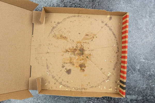 Scatola di consegna pizza vuota sul bancone della cucina — Foto Stock