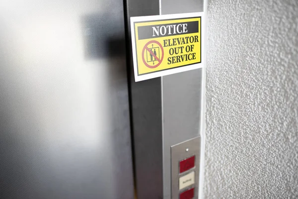 Ascensor fuera de servicio signo adjunto a la puerta del ascensor — Foto de Stock
