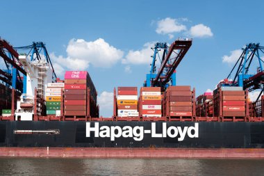 Hamburg limanında büyük konteynır gemisi ve konteynır vinçleri