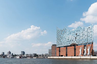 Elbe Nehri, rıhtım ve Elbphilharmonie konser salonu ile şehir manzarası