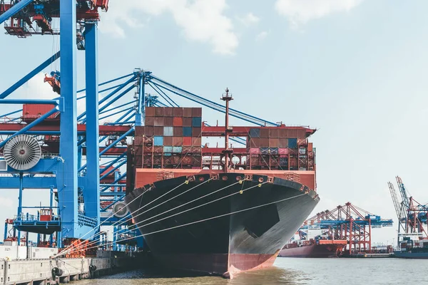 Grande navio contêiner sob guindastes de pórtico recipiente no porto — Fotografia de Stock