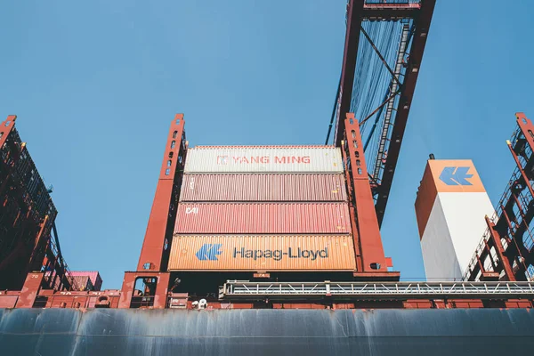 Niski kąt widzenia dużych kontenerów ładunkowych na kontenerowcu obsługiwanym przez Hapag-Lloyd — Zdjęcie stockowe