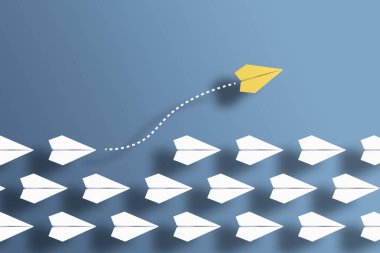 Mavi arka planda kağıt uçaklar ve farklı yönlere giden bir kağıt planör.