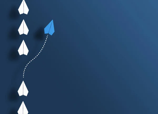 Papierflieger in einer Reihe auf blauem Hintergrund und ein Papiergleiter in unterschiedlicher Richtung — Stockfoto