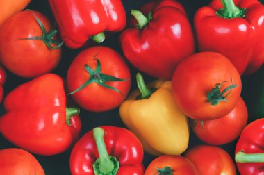 Masadaki taze organik sebzelerin üst görüntüsü.