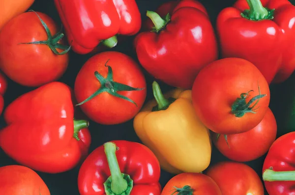 Masadaki taze organik sebzelerin üst görüntüsü.