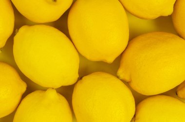 Sarı arka planda olgun limonların hemen üstünde