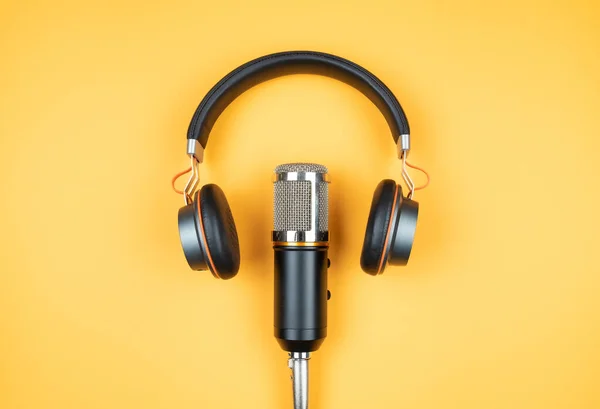 Diretamente acima vista de fones de ouvido e microfone de gravação em fundo laranja — Fotografia de Stock