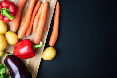 Tahta üzerinde taze organik sebzeler