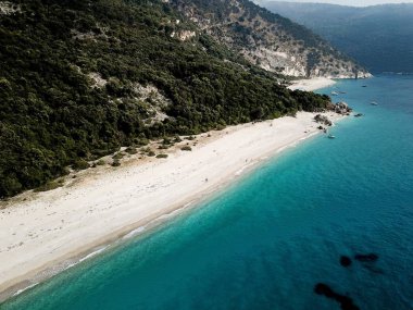Lefkada Yunanistan geniş kumsalda deniz
