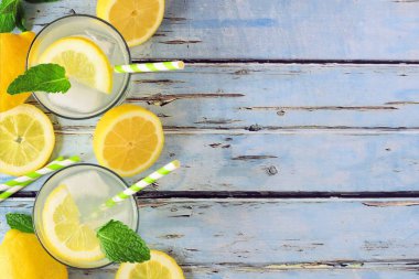 Tatlı yaz limonata. Üstten görünüm yan sınır rustik mavi ahşap arka plan üzerinde kopya alanı ile.
