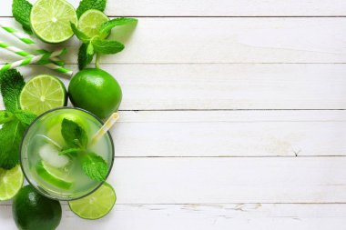 Tatlı yaz limonata. Üstten görünüm yan sınır kopya alanı üzerinde rustik bir beyaz tahta arka plan ile.