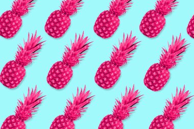 Renkli meyve deseni. Pastel mavi zemin üzerine Neon Pembe ananas. Üstten görünüm.