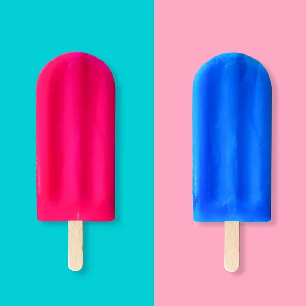 パステル ブルーとピンクの背景にピンクとブルーの夏アイスキャンディー 最低限夏コンセプト — ストック写真
