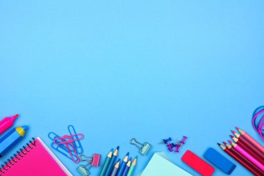 Okul alt kenarlık bir pastel mavi Kağıt arka plan sağlar. Pembe ve mavi renk teması.