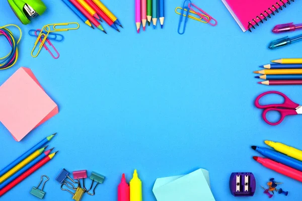 Okul Malzemeleri Çerçeve Bir Yumuşak Mavi Kağıt Arka Plan — Stok fotoğraf