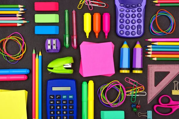 Kleurrijke Schoolbenodigdheden Plat Lag Een Schoolbord Achtergrond — Stockfoto