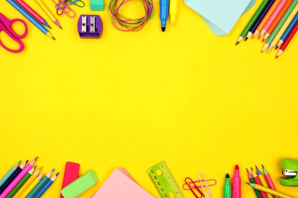 Çift Kenarlıklı Bir Parlak Sarı Kağıt Arka Plan Okul Malzemeleri — Stok fotoğraf