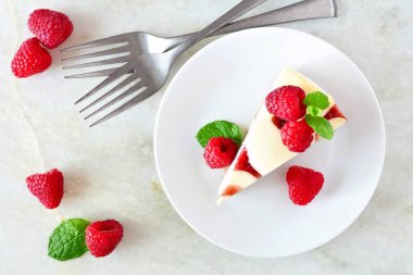 Ahududu cheesecake, üstten görünüm sahne parlak bir arka plan üzerinde dilim
