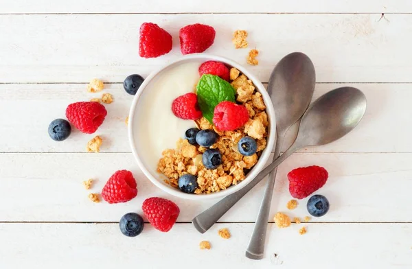 Iogurte Saudável Com Framboesas Mirtilos Granola Cena Vista Superior Sobre — Fotografia de Stock