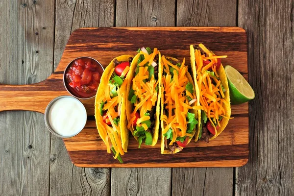 Taco Stagionato Con Carne Macinata Lattuga Pomodori Formaggio Sopra Vista — Foto Stock