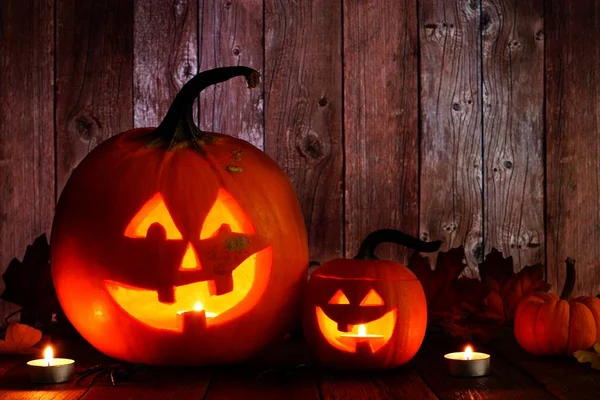 Két Szórakoztató Halloween Jack Lámpák Éjszaka Táj Val Egy Rusztikus — Stock Fotó