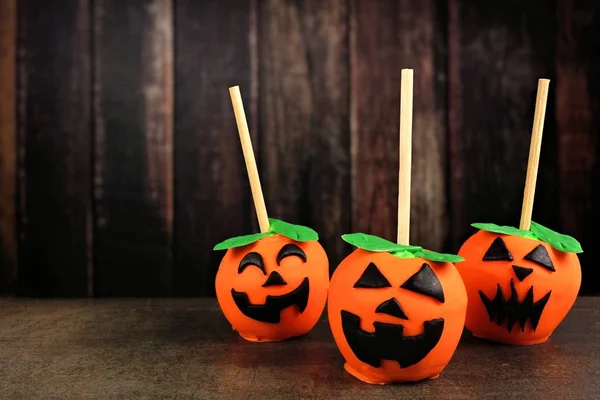 Halloween Jack Laterne Süßigkeiten Äpfel Vor Dunklem Holz Hintergrund — Stockfoto