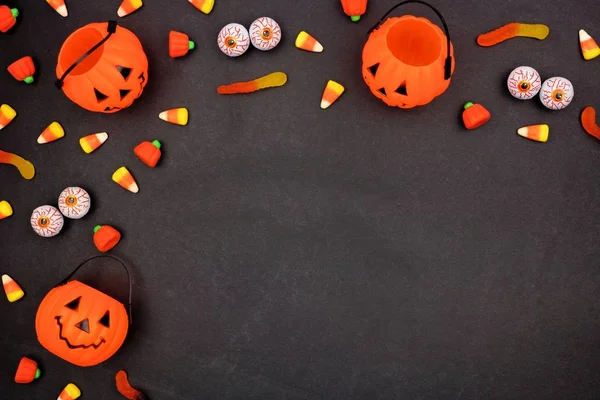 Halloween Snoep Hoekrand Een Donkere Zwarte Achtergrond Kopiëren Van Ruimte — Stockfoto