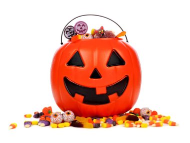 Siyah Halloween Jack o fener şeker toplayıcı beyaz bir arka plan üzerinde dağınık şeker ile