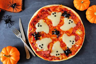 Hayaletler ve örümcekler, sahne dekor siyah bir arka plan ile yukarıda Cadılar Bayramı pizza