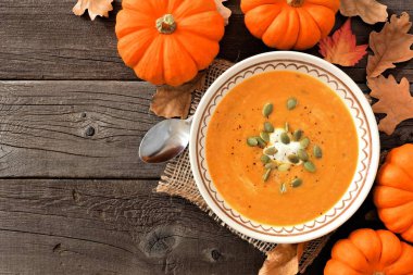 Sonbahar balkabağı çorbası, genel gider sahnede rustik ahşap arka plan