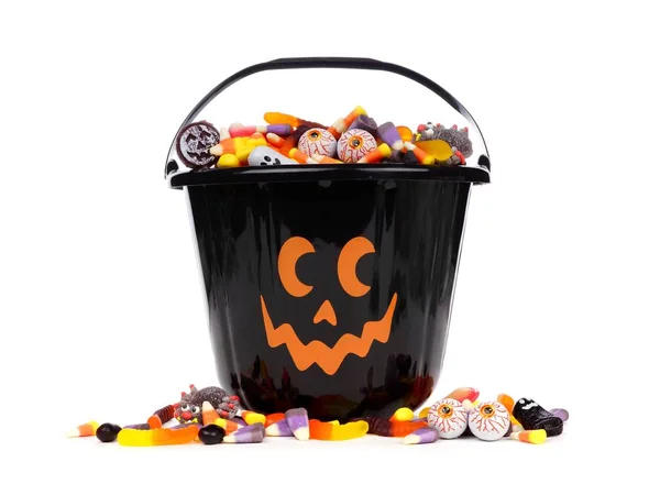 Siyah Halloween Jack o fener şeker toplayıcı beyaz bir arka plan üzerinde dağınık şeker ile