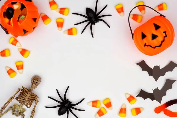 Cadre Halloween Bonbons Éparpillés Décor Plat Posé Sur Fond Blanc — Photo