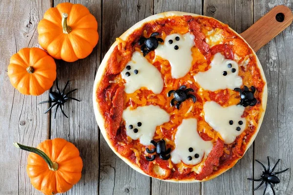 Hayaletler ve örümcekler, Sahne Dekor rustik ahşap zemin ile yukarıda Cadılar Bayramı pizza