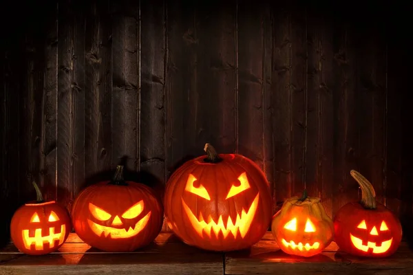 Grupo Halloween Jack Lanternas Noite Com Fundo Madeira Escuro Rústico — Fotografia de Stock