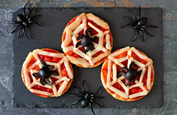 Halloween Spider Web Mini Pizze Widokiem Góry Serwerze Łupek Pająkami — Zdjęcie stockowe