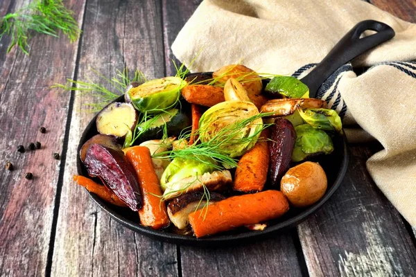 Sartén Hierro Fundido Verduras Asadas Otoño Sobre Fondo Madera Rústica — Foto de Stock