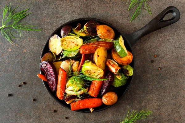 Sartén Hierro Fundido Verduras Asadas Otoño Vista Sobre Fondo Piedra — Foto de Stock