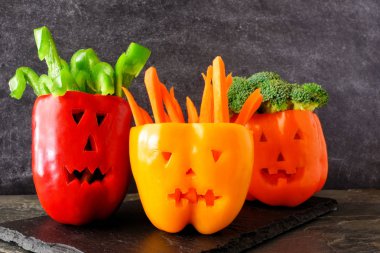 Sağlıklı Halloween gıda. Jack o fener biber içinde daldırma için sebze. Karanlık bir arka plan karşı kapatın.