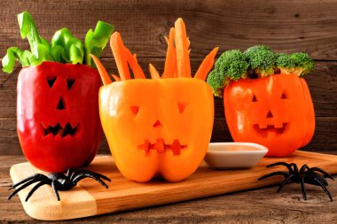 Sağlıklı Halloween gıda. Sebze ve Jack o fener biber daldırma. Rustik ahşap karşı kapatın.